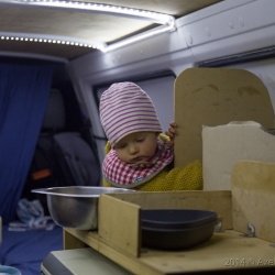 Finja inspiziert das neue Auto