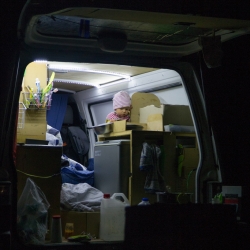 Finja inspiziert das neue Auto