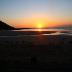 Strand und Meer und Sonnenuntergang