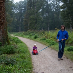 Moritz zieht das Bobby Car