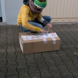 Ein Paket voller Klamotten
